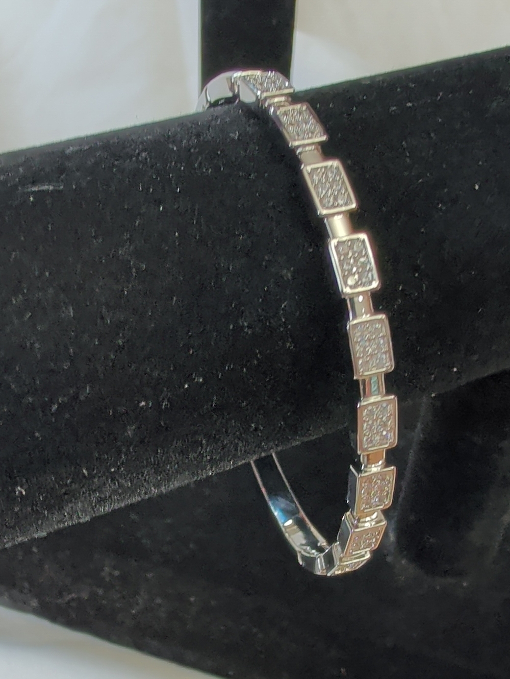 NWOT (404) White Gold Plated Hinged Bangle Bracelet